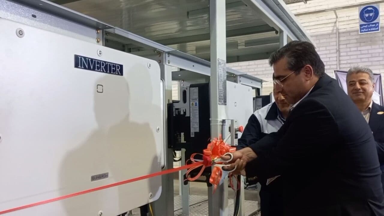 رونمایی از نخستین سیستم یکپارچه نیروگاه‌های خورشیدی کشور در زنجان