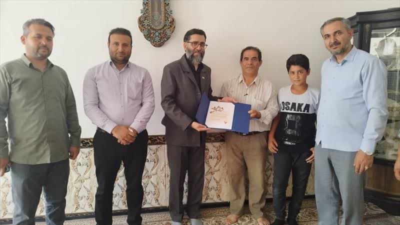 روز سه‌شنبه ۱۴ مرداد، احمد مقیمی به همراه مهدی طاهری معاون قرآن و عترت اداره کل فرهنگ و ارشاد اسلامی استان اردبیل با سفر به مناطق شمالی استان اردبیل، با شماری از چهره‌های فرهنگی و هنری شهرستان‌های پارس‌آباد و بیله‌سوار دیدار کرد.   🔺این برنامه در چارچوب طرح ملی «فراتهران» و با هدف تقویت ارتباط مستقیم با هنرمندان شهرستانی و شناسایی ظرفیت‌های کمتر دیده‌شده فرهنگی برگزار شد.  🔺مقیمی با بیان اینکه وقتی مشاهده می کنیم هنرمندان در این مناطق چگونه و با چه انگیزه و علاقه خاصی در حال فعالیت و تلاش برای اعتلای فرهنگ و هنر این سرزمین هستند، افزود: این مهم انگیزه و تلاش مجموعه صندوق اعتباری هنر را در ارائه خدمات و حمایت ازاین قشر فرهیخته چند برابر می کند.   🔺مسئول سفرهای استانی صندوق اعتباری هنر با تبیین و تشریح برنامه ها و اقدامات صندوق اعتباری هنر، خاطرنشان کرد: هم اکنون حدود ۴۰ طرح در قالب های مختلف در این مجموعه در حال انجام است که انجام سفرهای استانی یکی از این برنامه  ها و طرح ها به شمار می رود.