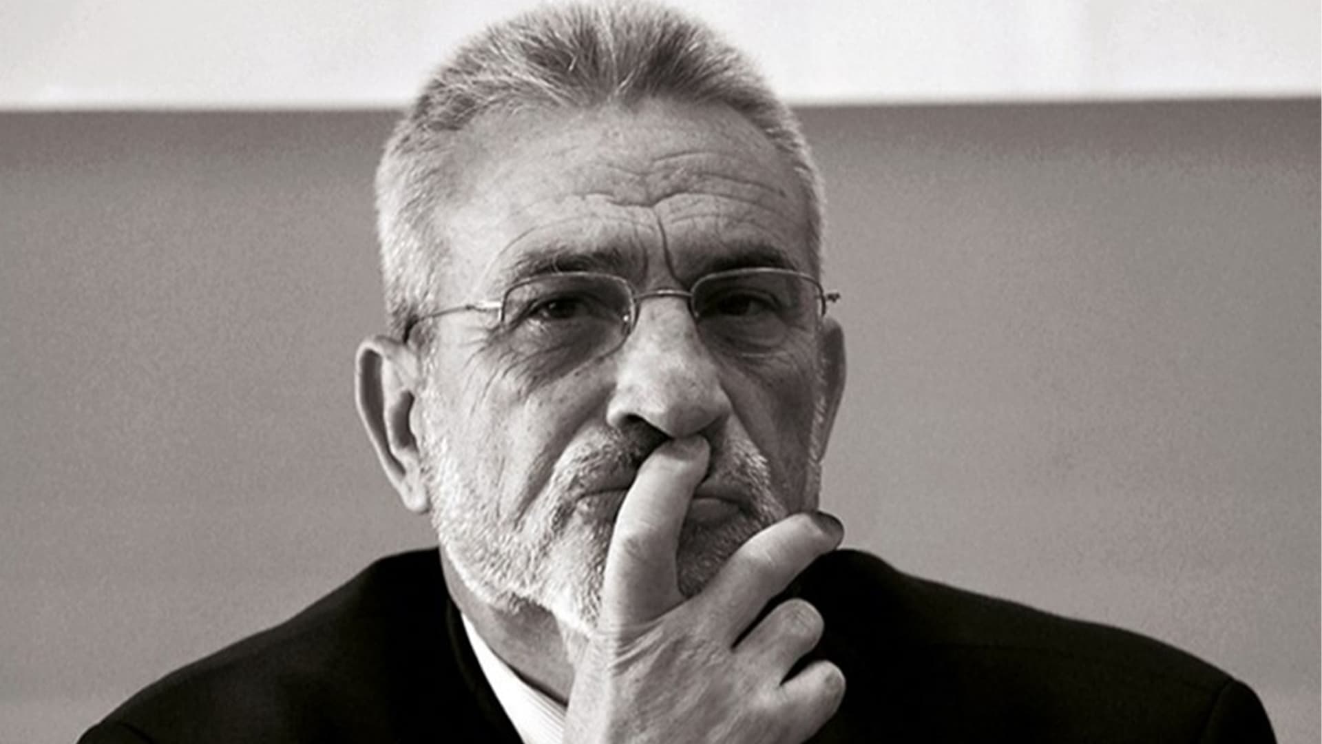 عصمت اوزل، شاعری میان دو جهان