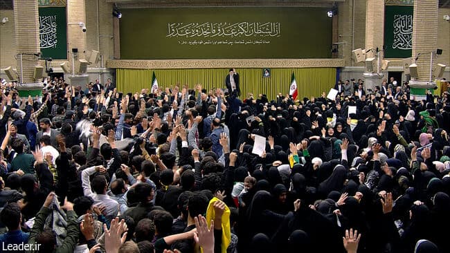 رهبر انقلاب در دیدار هزاران نفر از دانش‌آموزان و دانشجویان