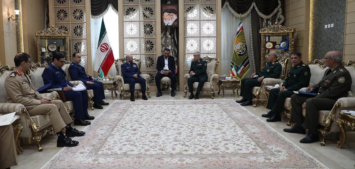  ارتشبد فیاض بن حامد الرویلی عصر دیروز با سفر به تهران با رئیس ستاد کل نیروهای مسلح جمهوری اسلامی ایران دیدار کرد. 