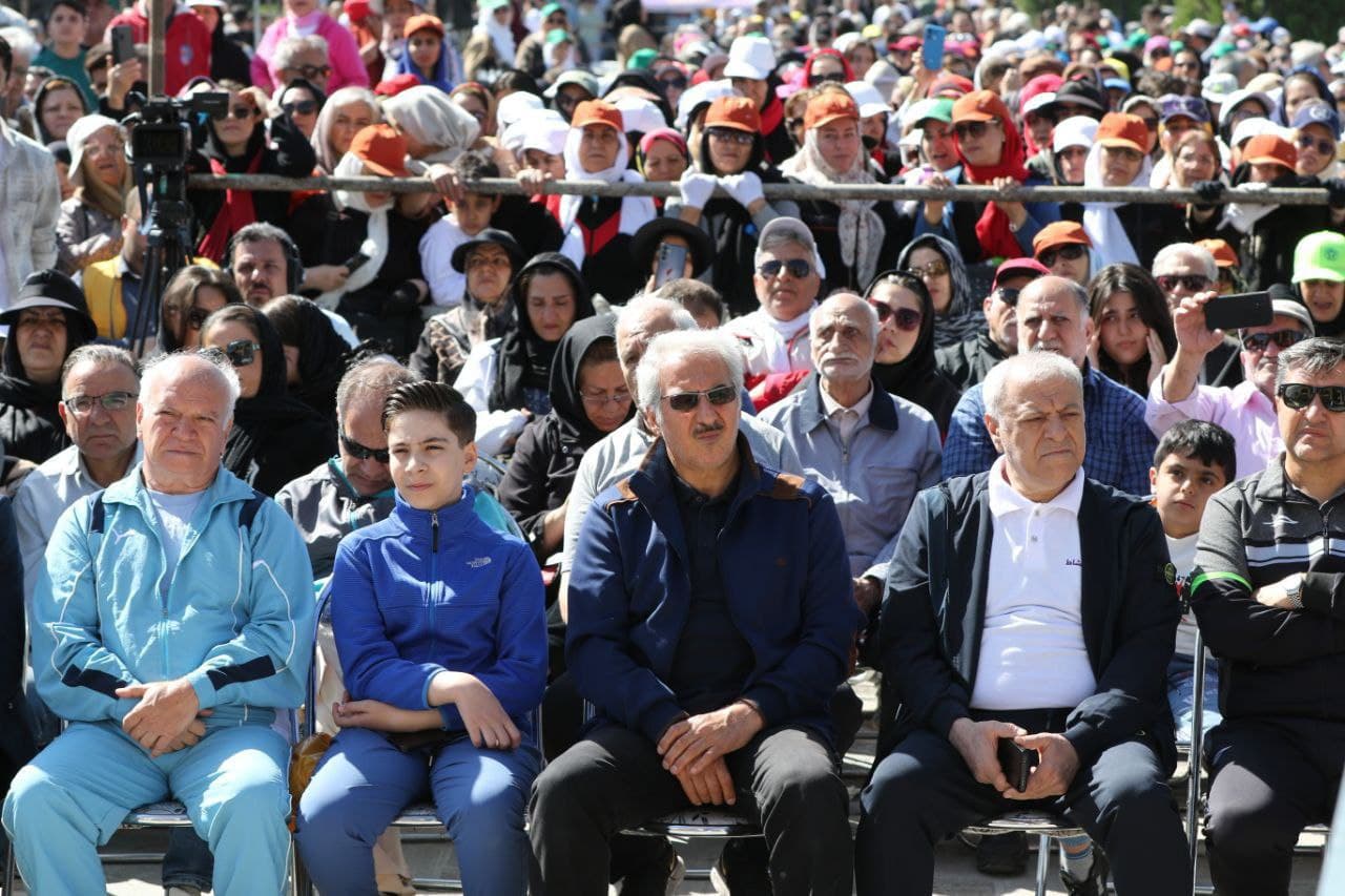 جشن جمعیت در تبریز با پیاده‌روی خانوادگی