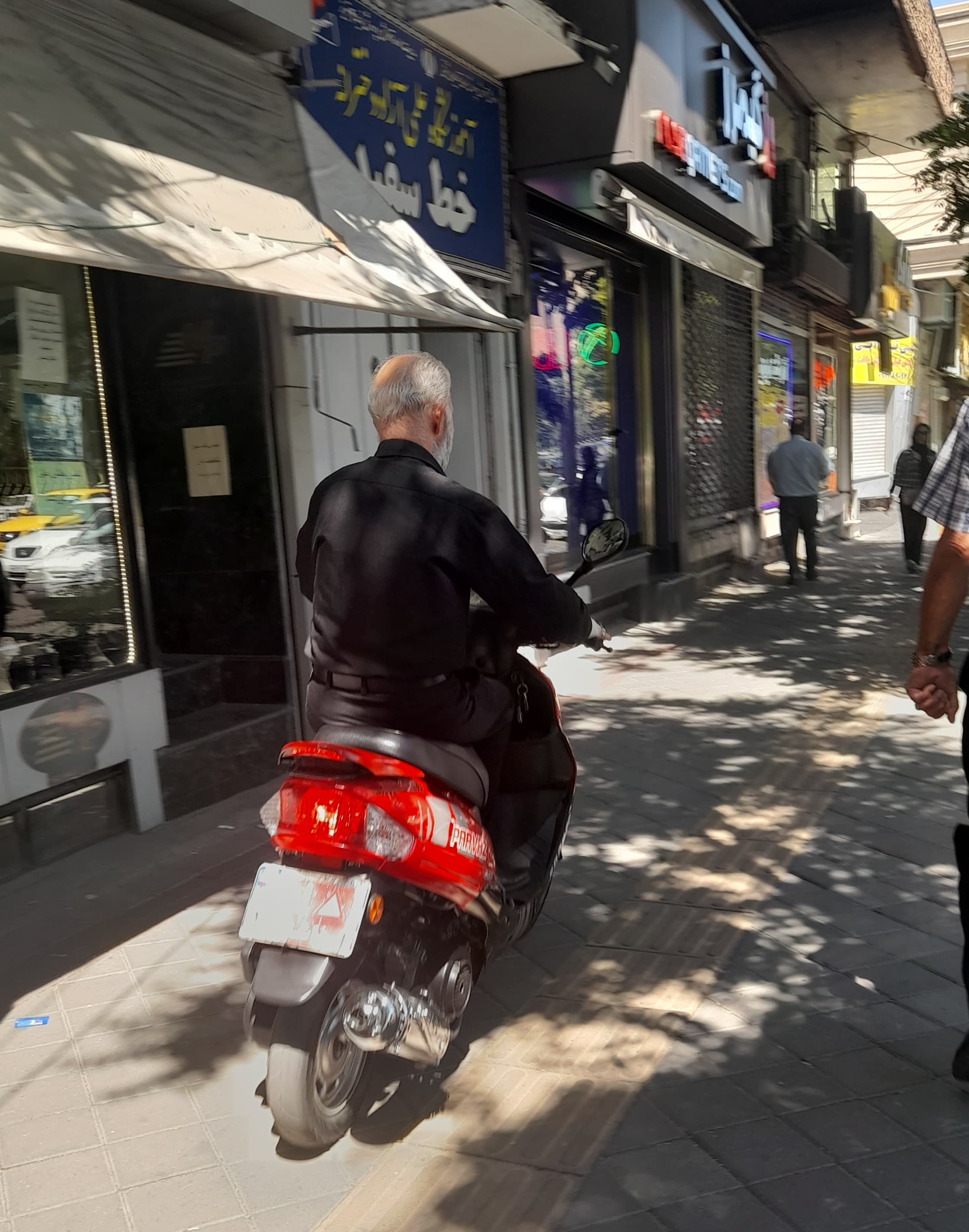 پیاده‌روهای تبریز در تصرف موتورسیکلت‌ها